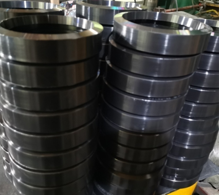            卡箍胶圈  卡箍胶圈是一种用于管道连接的密封件，通常用于固定和密封管道的连接。它由橡胶材料制成，具有良好的弹性和耐久性。卡箍胶圈的设计使其能够在管道连接处提供可靠的密封，防止液体或气体泄漏，并保持管道的连接稳固。 卡箍胶圈通常具有圆环形状，内部直径与管道外径相匹配，以确保密封紧固而不会产生泄漏。其主要功能是提供管道连接的密封性能和稳定性，确保管道系统的安全运行。卡箍胶圈广泛应用于建筑、化工、能源、环保等行业，适用于不同介质和压力条件下的管道连接。 我们的卡箍胶圈可广泛应用于管道连接、密封和固定等领域。不论是液体、气体还是粉尘介质的管道系统，我们的卡箍胶圈都能提供可靠的密封和固定作用，确保系统的稳定运行。